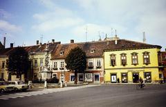 Magyarország, Kőszeg, Fő (Köztársaság) tér, balra a Szentháromság-szobor, szemben a Várkör 67., 69. és 71., 1980, Kozák, színes, Fortepan #286606