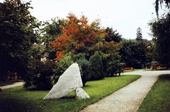 Magyarország, Kőszeg, Hörmann Mihály várnagy emlékére állított emlékkő (Kiss Nagy András 1971.) a Jurisics vár melletti parkban., 1980, Kozák, színes, Fortepan #286612