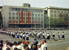 Magyarország, Budapest XIV.,Budapest VI., Ötvenhatosok tere (Felvonulási tér), május 1-i felvonulás. Háttérben a Dózsa György út 84/b, a SZOT székháza., 1976, Kozák, felvonulás, november 7, Budapest, Fortepan #286625