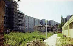 Magyarország, Óbuda, Budapest III., az Óbudai utca felől a Lajos utca felé nézve, balra az AGROBER Irodaház építése, jobbra a háziorvosi rendelő., 1978, Kozák, Budapest, színes, Fortepan #286630