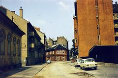 Hungary, Budapest I., Iskola utca, balra a Franklin utca torkolata, szemben a Gyorskocsi utca sarkán álló ház látható., 1977, Kozák, Budapest, colorful, Fortepan #286631