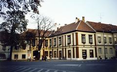 Magyarország, Kőszeg, szemben a Várkör (Béke út) 6. a Fő (Köztársaság) tér felől, jobbra a Kossuth Lajos utca., 1980, Kozák, színes, Fortepan #286641