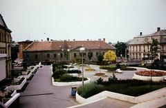 Magyarország, Veszprém, Megyeház (Puskin) tér, balra a Petőfi Színház, szemben a Bakony Szálló és Étterem., 1983, Kozák, színes, Fortepan #286644