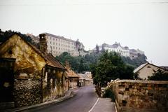 Magyarország, Veszprém, Deák Ferenc utca, fent balra a Levéltár, jobbra a Püspöki palota látható., 1983, Kozák, színes, Fortepan #286645