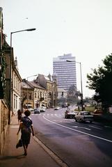 Magyarország, Veszprém, Óvári Ferenc (Népköztársaság) út, szemben a Szabadság tér melletti épületek, távolabb a húsz emeletes toronyház látható., 1983, Kozák, színes, Fortepan #286651