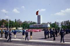 Magyarország, Budapest XIV., Ötvenhatosok tere (Felvonulási tér), május 1-i felvonulás résztvevői a dísztribün előtt., 1973, Kozák, felvonulás, munkásőr, Budapest, ifjú gárda, színes, május 1, Fortepan #286666