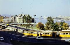 Magyarország, Budapest I., kilátás a Gellért-hegyről a Duna és a Parlament felé, előtérben a Döbrentei tér az Erzsébet híd lehajtójával., 1972, Kozák, Budapest, színes, villamos, Fortepan #286676