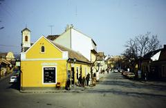 Hungary, Szentendre, balra a Kucsera Ferenc (Május 1.) utca és a Szent Péter-Pál-templom tornya, távolabb a Városháza épülete látható. Jobbra a Dumtsa Jenő utca., 1979, Kozák, colorful, Fortepan #286689