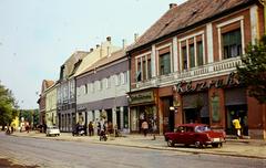 Magyarország, Kapuvár, Fő tér a Kossuth Lajos utca felé nézve., 1973, Kozák, Skoda 1000 MB, ruhaüzlet, Fortepan #286709