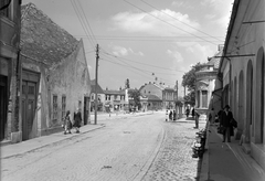 Magyarország, Tata, Kossuth tér a Kocsi útról nézve., 1959, Építésügyi Dokumentációs és Információs Központ, VÁTI, motorkerékpár, utcakép, oszlop, Csepel 100, Szűz Mária-ábrázolás, Fortepan #28671