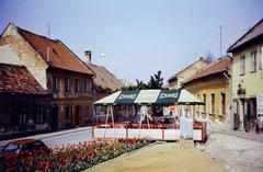 Magyarország, Eger, Tinódi Sebestyén (Dózsa György) tér, a terasz mögött a Dobó István utca házsora látható., 1976, Kozák, színes, Márka-márka, Fortepan #286711