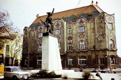 Magyarország, Kecskemét, Rákóczi út - Szabadság tér sarok, Cifra-palota, előtérben a Tanácsköztársasági emlékmű (Herczeg Klára, 1959.), 1980, Kozák, Fortepan #286713