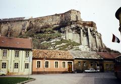 Magyarország, Esztergom, Víziváros, Mindszenty hercegprímás (19-es hősök) tere, szemben a Pázmány Péter utca (Bajcsy-Zsilinszky út) házsora felett a vár., 1973, Kozák, Fortepan #286716