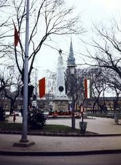 Magyarország, Cegléd, Szabadság tér, szovjet hősi emlékmű, háttérben az evangélikus templom tornya látszik., 1980, Kozák, színes, Fortepan #286718