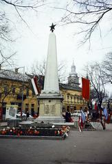 Magyarország, Cegléd, Szabadság tér, szovjet hősi emlékmű, jobbra a háttérben a Kossuth téren álló katolikus templom tornya látszik., 1980, Kozák, színes, Fortepan #286719