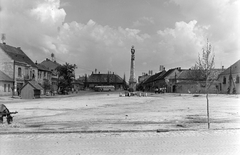 Magyarország, Tata, Kossuth tér., 1959, Építésügyi Dokumentációs és Információs Központ, VÁTI, autóbusz, tér, oszlop, Szűz Mária-ábrázolás, Fortepan #28672