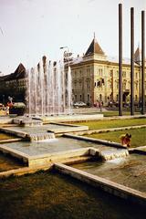 Magyarország, Győr, Városház (Szabadság) tér, a szökőkút mögött a Szent István út (Tanácsköztársaság útja) sarkán álló épület látható., 1982, Kozák, színes, Fortepan #286729