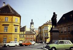 Magyarország, Győr, Bécsi kapu (Köztársaság) tér, Kisfaludy Károly szobra (Mátrai Lajos György, 1892.). Háttérben a Székesegyház., 1982, Kozák, színes, Fortepan #286731