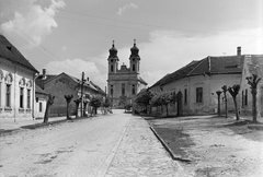 Magyarország, Tata, Komáromi utca, Szent Kereszt Római Katolikus templom., 1959, Építésügyi Dokumentációs és Információs Központ, VÁTI, templom, utcakép, barokk-stílus, katolikus, Fellner Jakab-terv, Franz Anton Pilgram-terv, Fortepan #28674