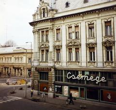 Magyarország, Nyíregyháza, Dózsa György utca, szemben a Kossuth tér sarkán álló épület., 1980, Kozák, színes, Fortepan #286756