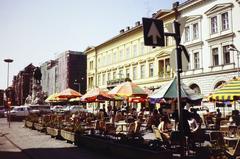 Magyarország, Szeged, Szeged, Klauzál tér, a Virág cukrászda terasza, balra a Kossuth szobor., 1980, Kozák, színes, Fortepan #286757