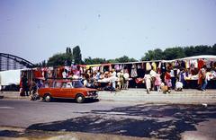 Magyarország, Győr, Dunakapu tér, piac. Bal oldalon a felállványozott Kossuth híd., 1982, Kozák, színes, Fortepan #286769