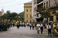 Magyarország, Debrecen, Kálvin tér, balra a Püspöki Palota tornya, középen a Református Kollégium, jobbra a Hungária Filmszínház (ma Vojtina Bábszínház). Virágkarnevál., 1972, Kozák, Fortepan #286777