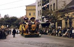 Magyarország, Debrecen, Kálvin tér, balra a Püspöki Palota tornya, középen a Református Kollégium, jobbra a Hungária Filmszínház (ma Vojtina Bábszínház). Virágkarnevál., 1972, Kozák, Fortepan #286778