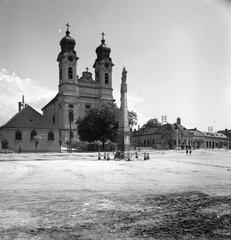 Magyarország, Tata, Kossuth tér, Szent Kereszt templom., 1959, Építésügyi Dokumentációs és Információs Központ, VÁTI, templom, emlékmű, utcakép, gyerekek, barokk-stílus, katolikus, oszlop, Fellner Jakab-terv, Franz Anton Pilgram-terv, Fortepan #28678