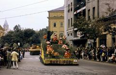 Magyarország, Debrecen, Kálvin tér, balra a Püspöki Palota tornya, középen a Református Kollégium, jobbra a Hungária Filmszínház (ma Vojtina Bábszínház). Virágkarnevál., 1972, Kozák, Fortepan #286780