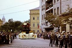 Magyarország, Debrecen, Kálvin tér, balra a Püspöki Palota tornya, középen a Református Kollégium, jobbra a Hungária Filmszínház (ma Vojtina Bábszínház). Virágkarnevál., 1972, Kozák, Fortepan #286782