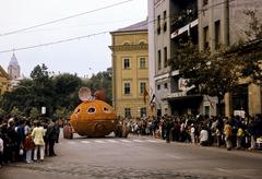 Magyarország, Debrecen, Kálvin tér, balra a Püspöki Palota tornya, középen a Református Kollégium, jobbra a Hungária Filmszínház (ma Vojtina Bábszínház). Virágkarnevál., 1972, Kozák, Fortepan #286783