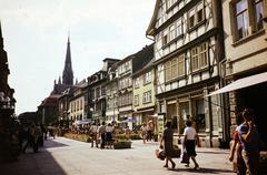 Németország, Mühlhausen, a Steinweg a Stätte és a Grasegasse között, a háttérben a Marienkirche tornya, előtte a Rathaus., 1976, Kozák, színes, NDK, Fortepan #286793