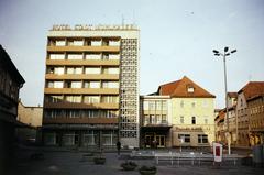 Németország, Mühlhausen / Thüringen, (Mühlhausen Thomas-Müntzer-Stadt), Untermarkt, jobbra az Erfurter Straße torkolata, szemben a Hotel Stadt Mühlhausen., 1976, Kozák, színes, NDK, Fortepan #286797