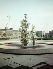 Németország, Drezda, Pirnaischer Platz, Glasbrunnen / Hyazinthenbrunnen (Leonie Wirth, 1975.)., 1983, Kozák, színes, NDK, Fortepan #286802