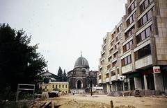 Németország, Drezda, az An der Frauenkirche a Landhausstraße és a Rampische Straße között, középen a Coselpalais két szárnyépülete, a háttérben az Akademie der Bildenen Künste (később Hochschule für Bildende Künste) épülete, jobbra a Polizeipräsidium még épülő új épülettömbje., 1983, Kozák, színes, NDK, Fortepan #286806