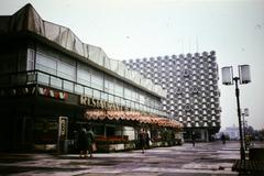 Németország, Drezda, Prager Straße, a Restaurant International Wrocław és mögötte a Centrum Warenhaus., 1983, Kozák, színes, NDK, Fortepan #286810