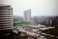 Németország, Drezda, kilátás az Interhotel Königsteinből, Reitbahnstraße, a háttérben a drezdai főpályaudvar (Dresden Hauptbahnhof) épülete., 1983, Kozák, színes, NDK, Fortepan #286812