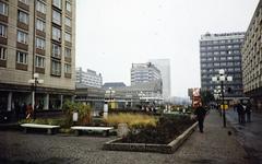 Germany, Leipzig, a Reichsstraße a Salzgäßchen és a Sachsenplatz között, a Brühl felé nézve. Középen balra a Leipzig Information épülete, mögötte a háttérben a Hotel Merkur., 1977, Kozák, colorful, GDR, Fortepan #286827