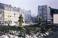 Germany, Leipzig, a Sachsenplatz a mai Böttchergäßchen felll a Brühl felé nézve, a kép előterében a Balthasar Permoser szobrász műhelyéből származó barokk szobrok., 1977, Kozák, colorful, GDR, Fortepan #286844