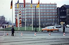 Germany, Leipzig, a Brühl és Goethestraße sarok a Richard-Wagner-Straße felöl nézve, a képen a VVB Chemieanlagen épülete, mellette a Brühl 74. és a Ritterstraße 50., 1977, Kozák, colorful, GDR, Fortepan #286849