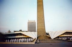 Germany, Berlin, Kelet-Berlin, Park am Fernsehturm, szemben a TV torony szárnyépítménye, az NDK Képzőművészeti Akadémiájának kiállítóterme, háttérben a Hotel Stadt Berlin., 1977, Kozák, East-Berlin, colorful, GDR, Fortepan #286855