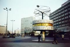 Germany, Berlin, Kelet-Berlin, Alexanderplatz, előtérben a világóra, háttérben a kép közepén a Haus des Lehrers, 1977, Kozák, East-Berlin, colorful, GDR, Fortepan #286856