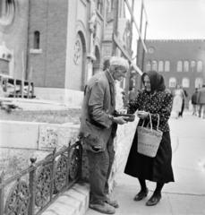 Magyarország, Szeged, Dóm tér, a felvétel a Fogadalmi templom előtt készült., 1962, Szentkuthy Ibolya, hajléktalan, templom, Fortepan #286900