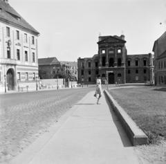 Magyarország, budai Vár, Budapest I., Dísz tér, háttérben a Honvéd Főparancsnokság épületének maradványa., 1962, Szentkuthy Ibolya, buszmegálló, Budapest, Fortepan #286902