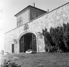 Hungary, Pannonhalma, (Győrszentmárton), a Pannonhalmi Bencés Főapátság főkapuja., 1964, Szentkuthy Ibolya, Fortepan #286927