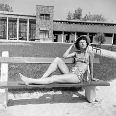 Magyarország, Balatonalmádi, a felvétel a Wesselényi strandon készült, háttérben a főbejárat., 1960, Szentkuthy Ibolya, napozás, Fortepan #286947