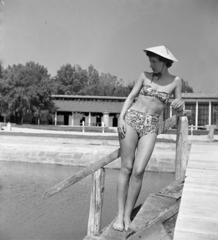 Magyarország, Balatonalmádi, a felvétel a Wesselényi strand stégjén készült., 1960, Szentkuthy Ibolya, fürdőruha, Fortepan #286949