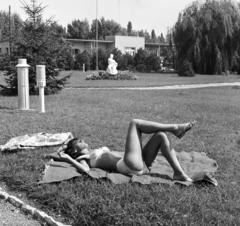 Magyarország,Balaton, Siófok, Vitorlás utca 17., a Meteorológiai Állomás kertje, háttérben Borsos Miklós Balatoni napfény című szobra. (1960)., 1962, Szentkuthy Ibolya, fürdőruha, Fortepan #286989