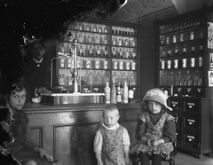 Patikabelső az 1910 évek közepe felé., 1915, Fortepan, trading, healthcare, pharmacy, interior of a pharmacy, Fortepan #2870